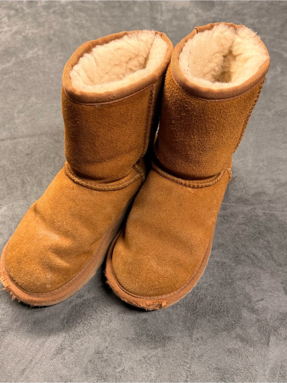 UGG Kids Chestnut Shearling-Lined Short Boots - size 4